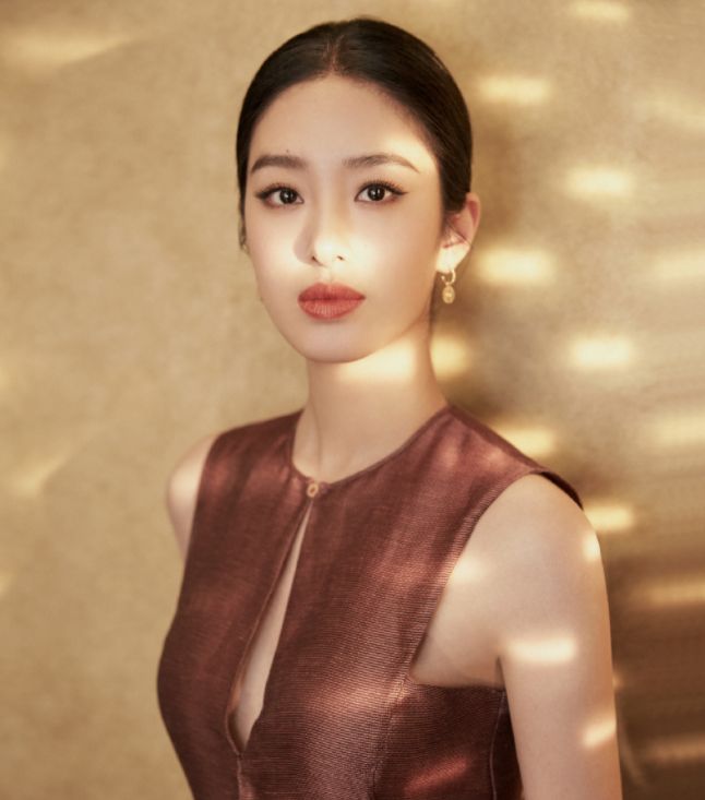 杨采钰不愧是富商的老婆穿镂空连衣裙气质优雅美得无处安放