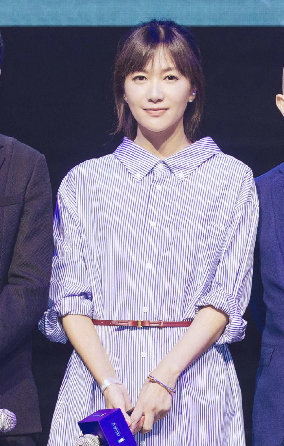 徐静蕾走气质路线穿蓝色运动服配牛仔裤超减龄不像47岁像27岁