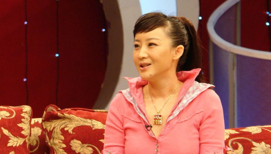 1993年,买红妹凭借小品《保姆》让观众认识她,1995年与郭冬临表演小品