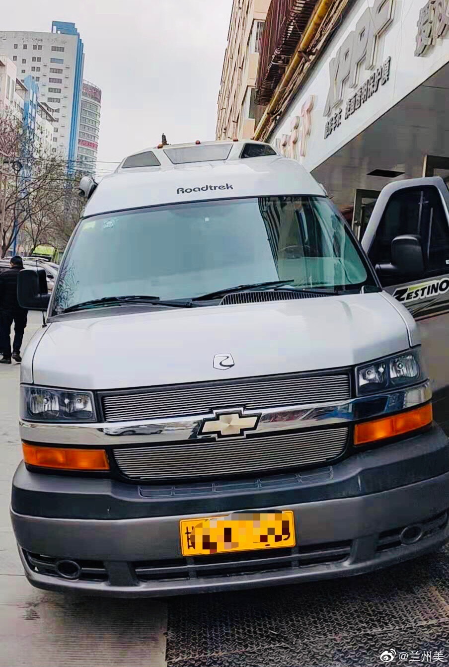 注:2013年纯进口雪佛兰房车(领导保姆车) 规格:6座,长6.