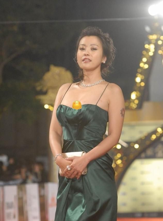 郝蕾真是豁出去了微胖身材还穿吊带裙红毯好身材都藏不住