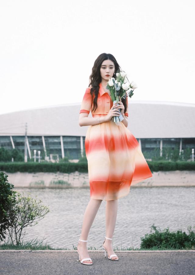 被誉为黄子韬"最美员工"的徐艺洋,外形条件姿势非常出挑的,这次参加