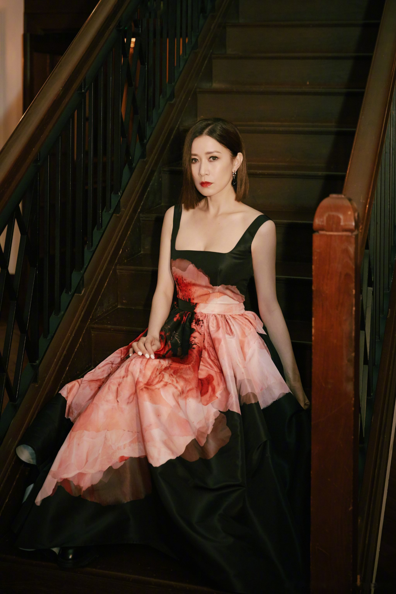 佘诗曼保养得太好了吧哪里像是46岁的女人身材苗条活力满满