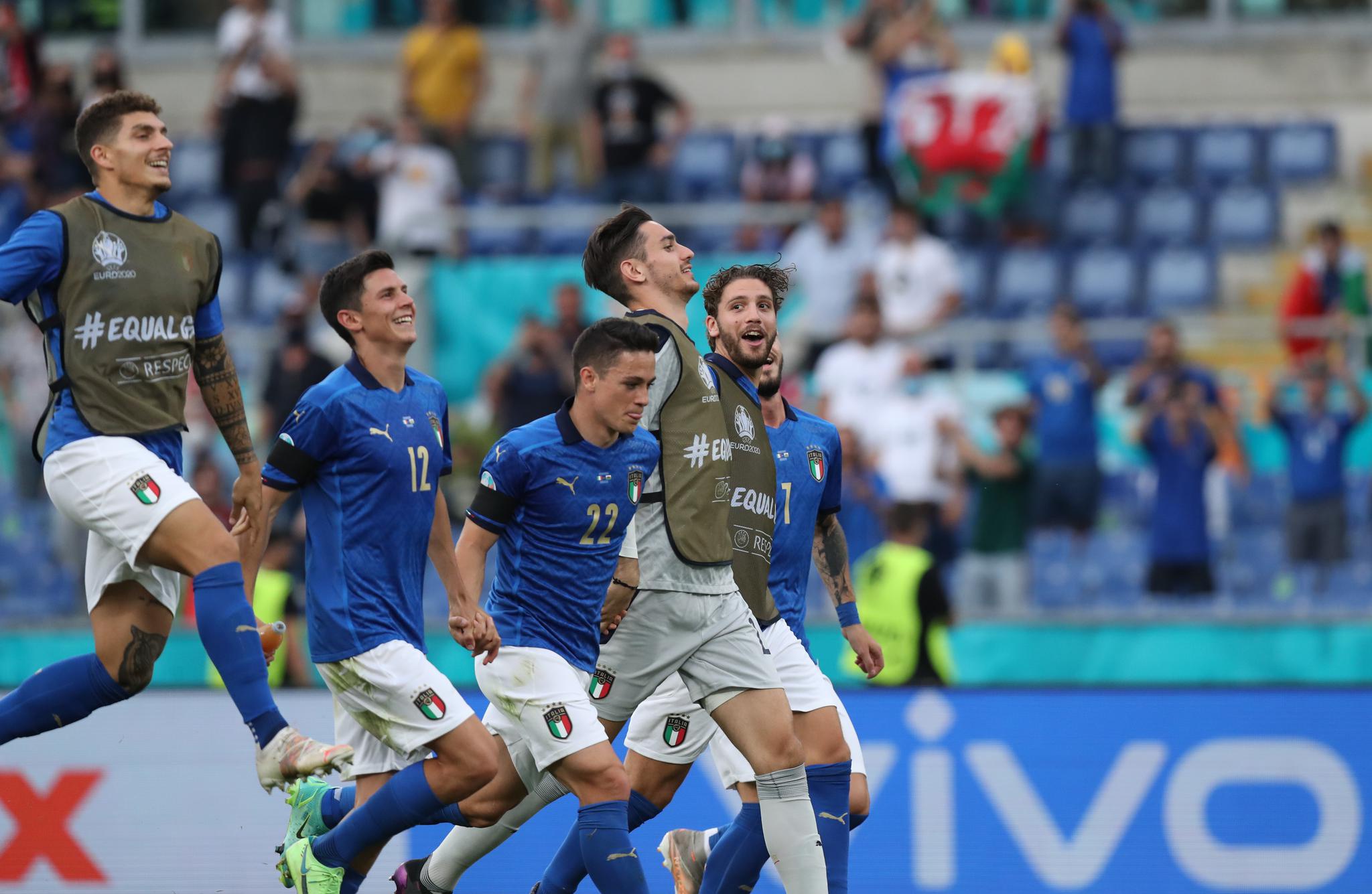 6月20日,意大利队球员在比赛后庆祝胜利.新华社记者 程婷婷 摄