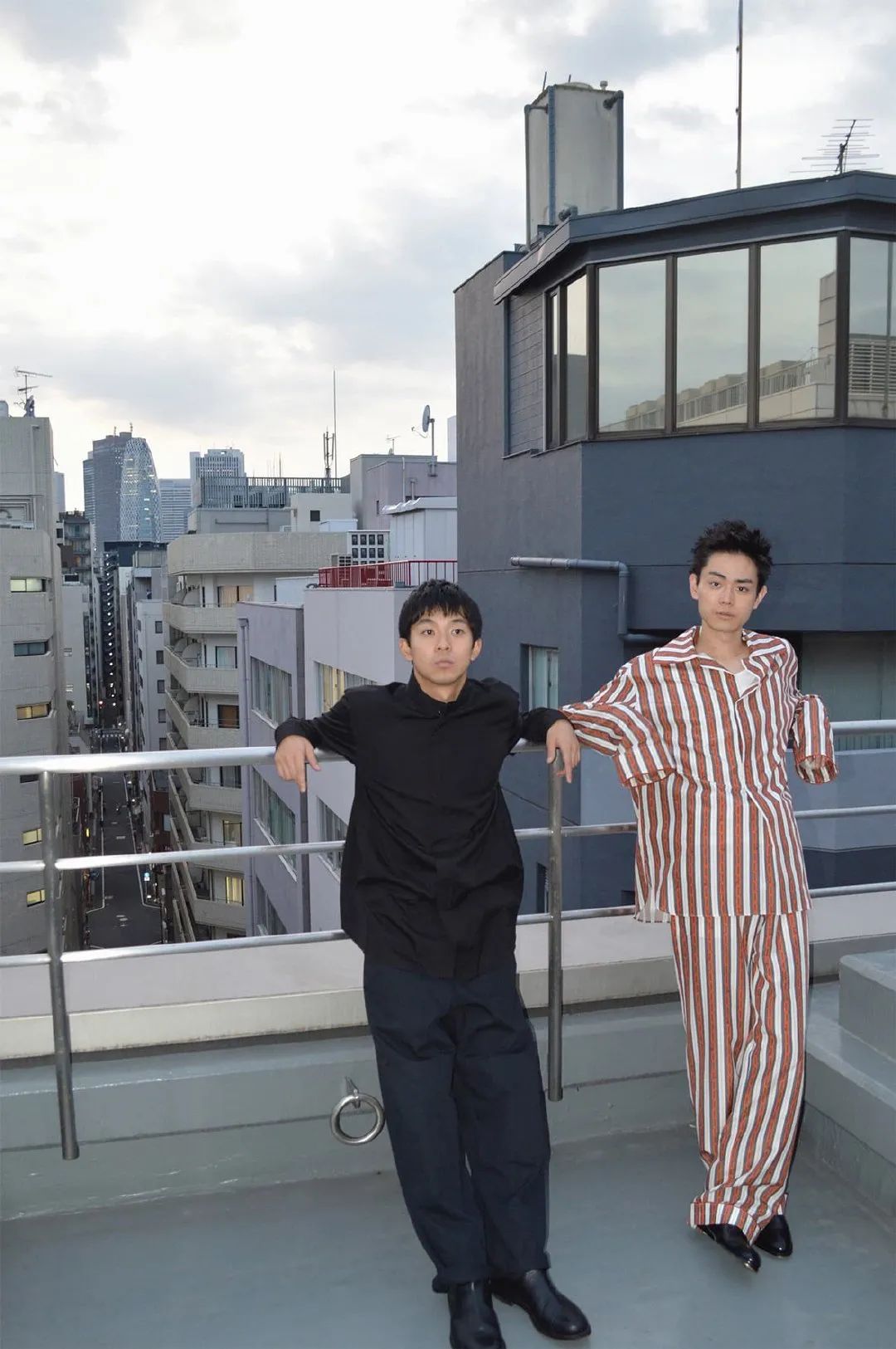 在那段时间里,同龄好友染谷将太也接到了《庸才》.