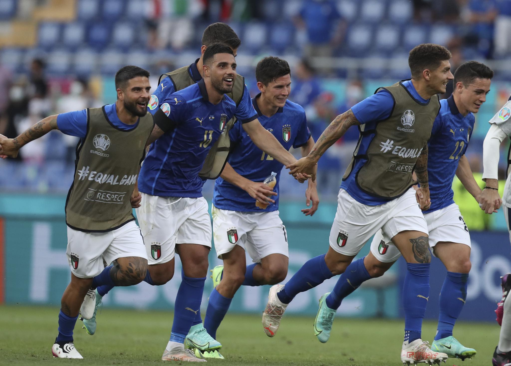 足球——欧锦赛:意大利战胜威尔士