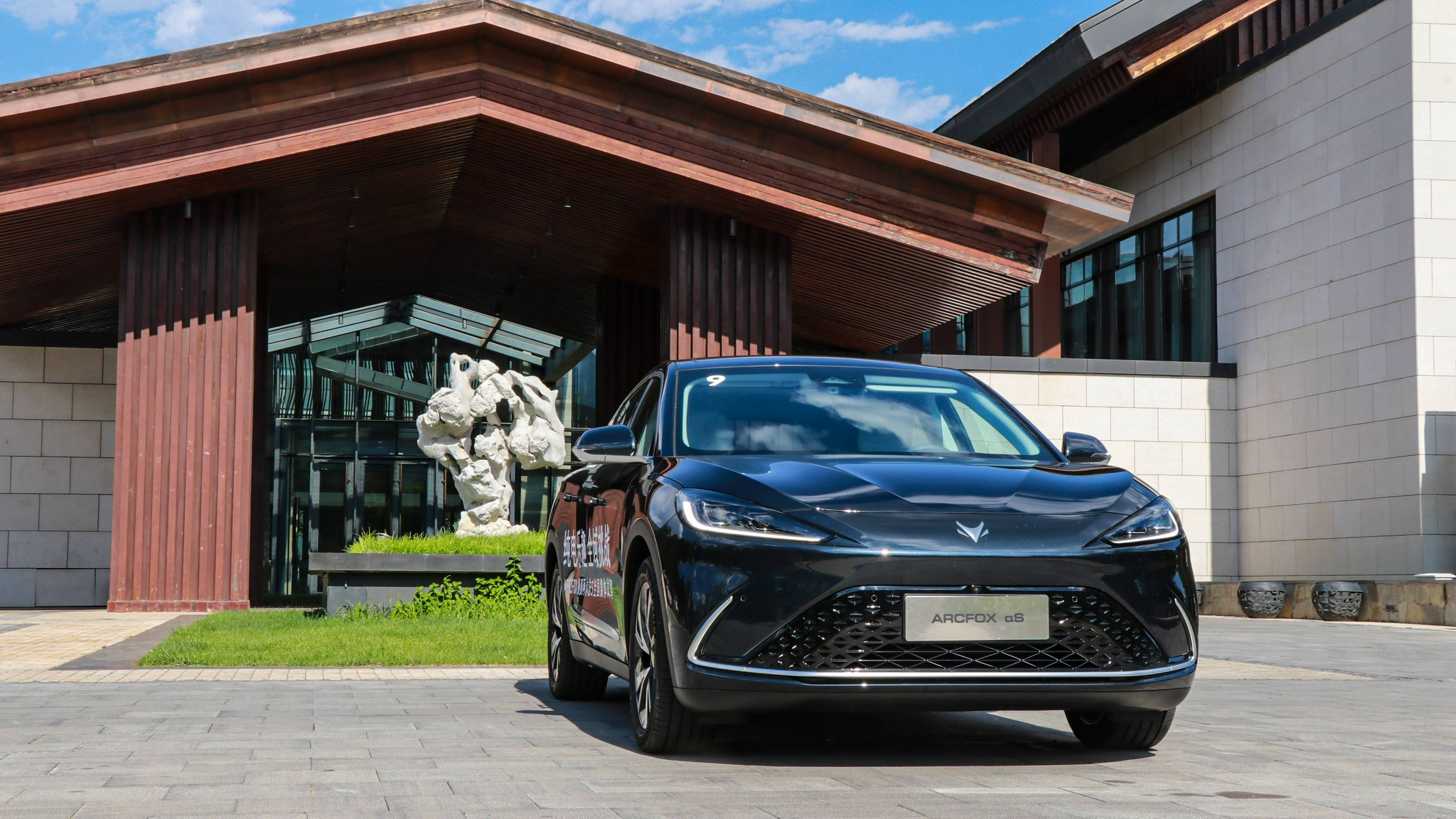 既是治愈暖男亦是时尚暴徒,试驾极狐阿尔法s-新浪汽车