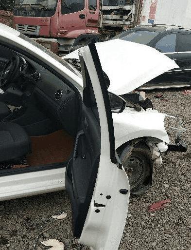 遇交通事故,车头都撞报废了,车主:这车安全气囊呢?