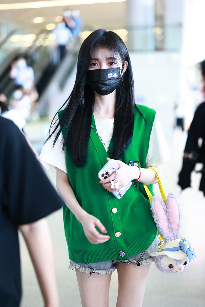 看鞠婧祎如何穿短裤的配绿马甲清新高级不愧是小个子穿衣模板