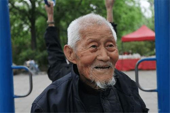 老大爷养肝经验分享常吃一零食肝龄不老保持年轻态