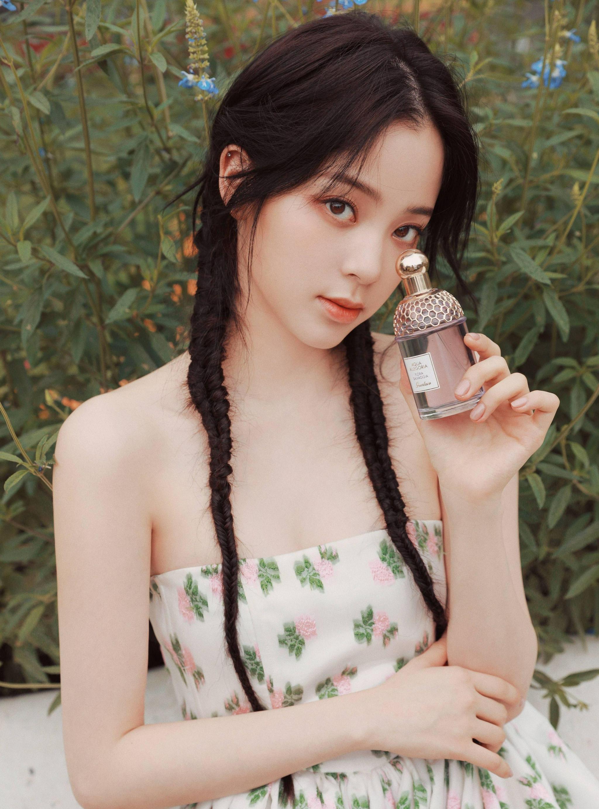 欧阳娜娜迎合毕业季造型,蓝色格纹裙清爽甜美,少女感十足|欧阳娜娜|格纹裙|毕业季_新浪新闻