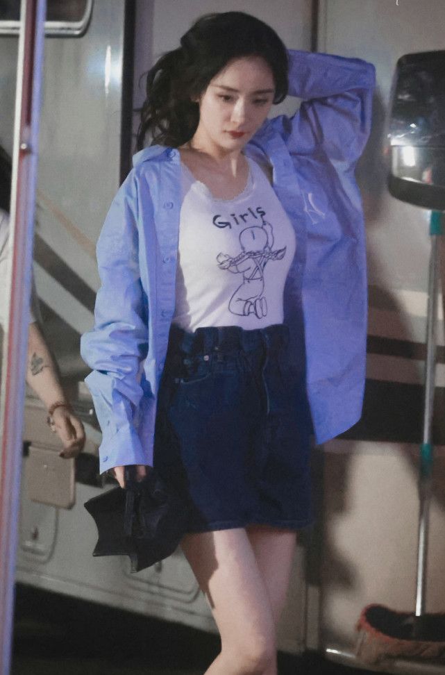 杨幂单穿小背心怕暴露,急忙套上衬衫,依旧盖不住过山车身材!