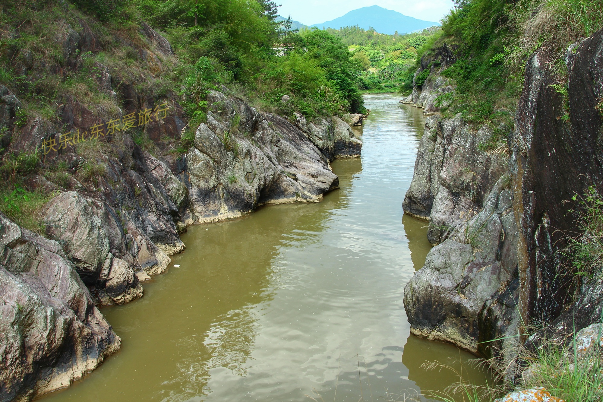 广东梅县松源境内发现一个很隐蔽的石洞人工开凿我不敢进去看