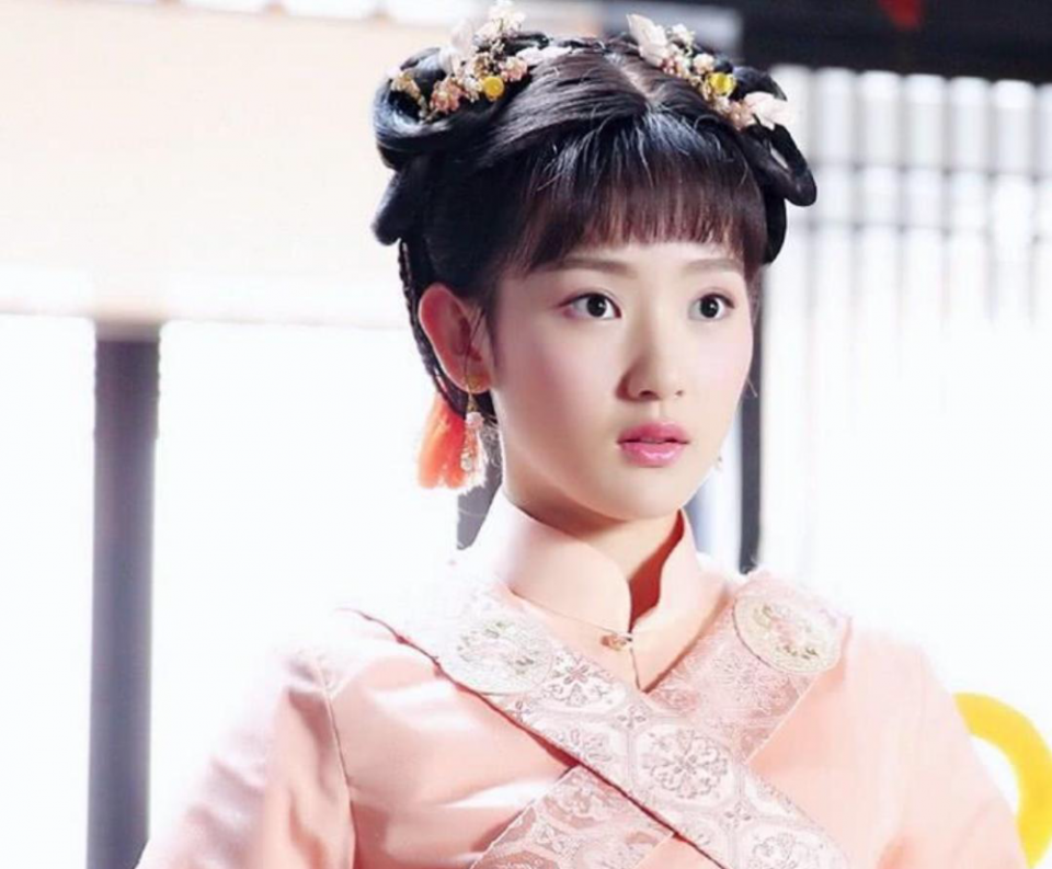 孙艺宁饰演过《惹上冷殿下》中的陈青青,一个18岁的女孩就如同女神般