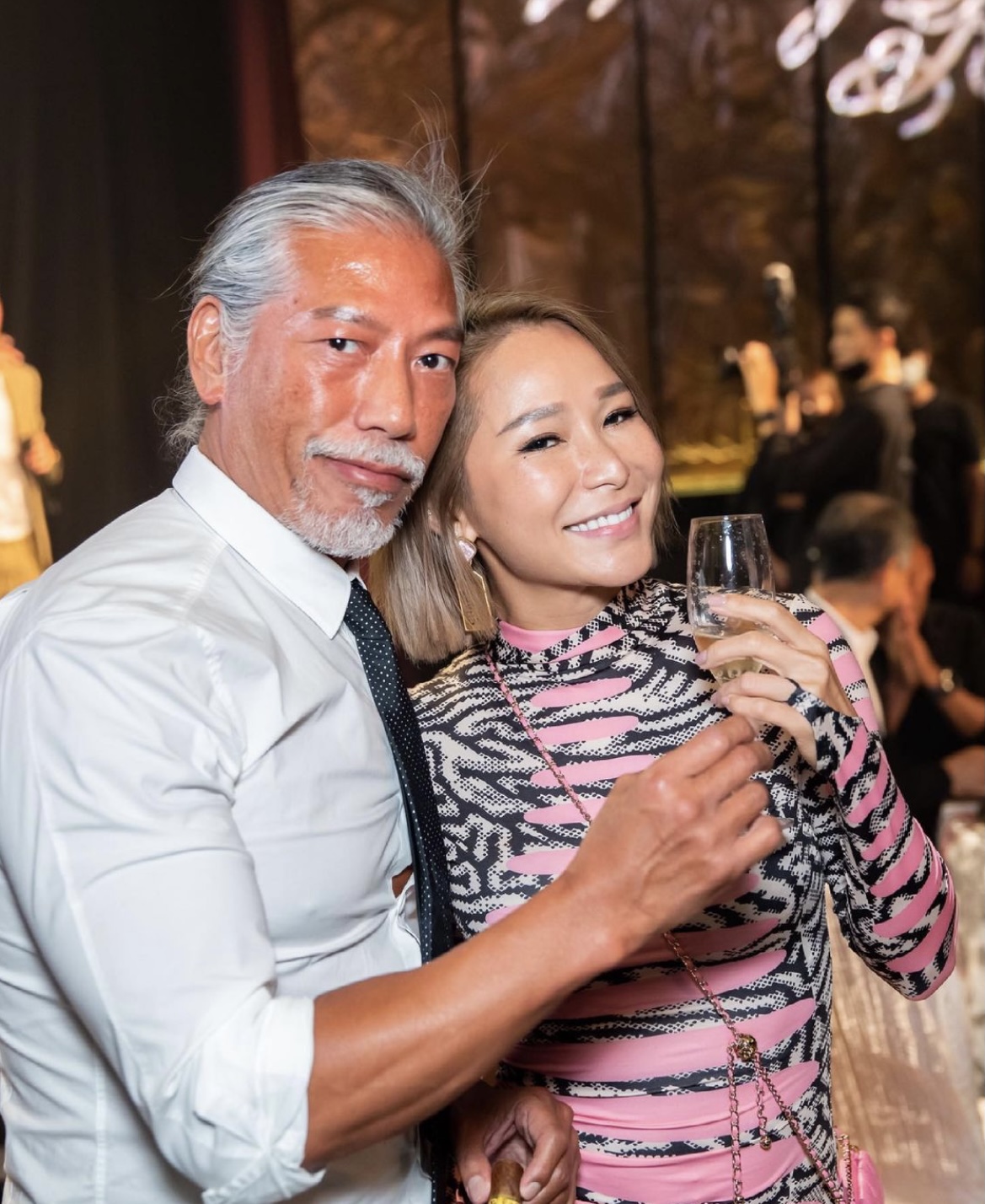 洗米华夫妇高调为干妈庆生,张耀扬现身抢风头,头发花白肌肉健硕