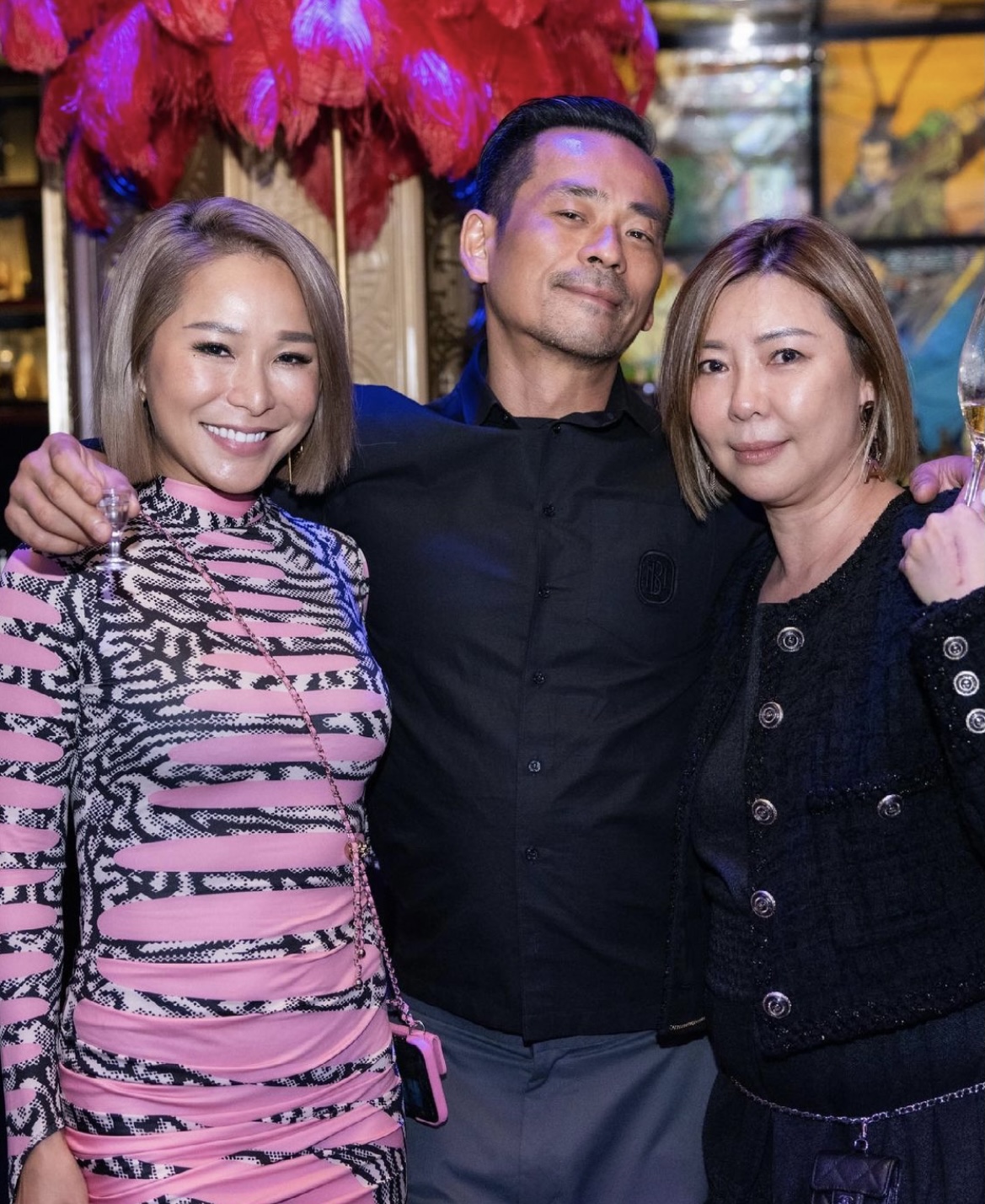 洗米华夫妇高调为干妈庆生,张耀扬现身抢风头,头发花白肌肉健硕