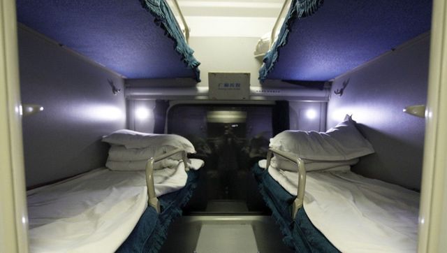 1,四人小间宽敞安静,软卧车厢不是6个硬卧的上下铺开放式隔间,而是4