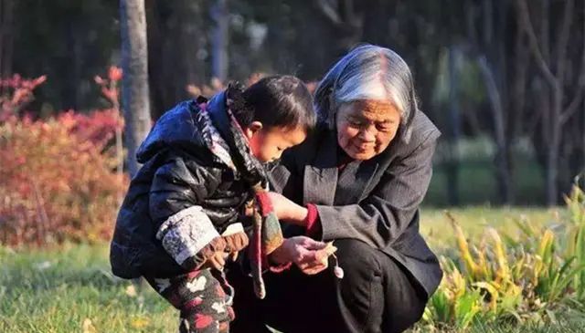 孙子和外孙的差别有多大?这3位老人的回答太真实,扎心了