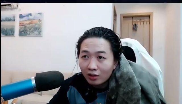 生日获神秘大礼,拆开后却让人头秃|虎牙|人头|吕德华_新浪新闻