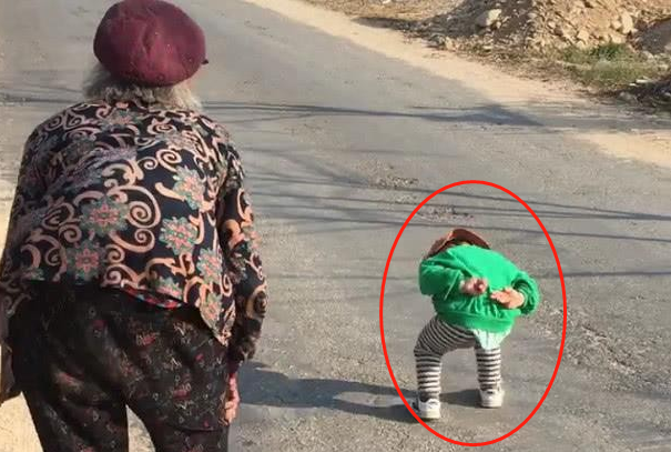 "驼背宝宝"跟着太姥学走路火了,不忘回头自夸:走的像吧?