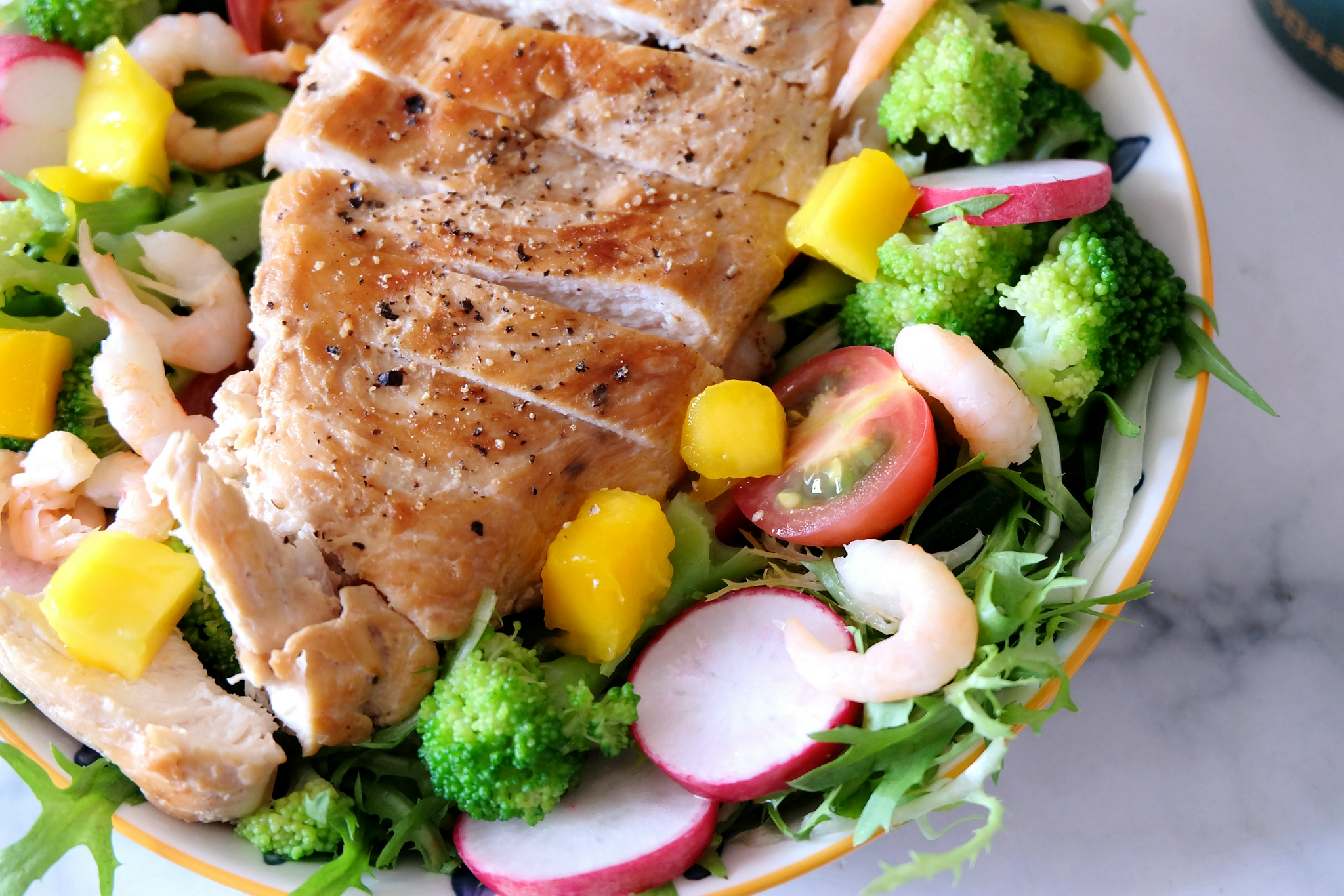 香煎鸡胸肉沙拉色彩丰富营养健康一个人吃一盘色香味俱全