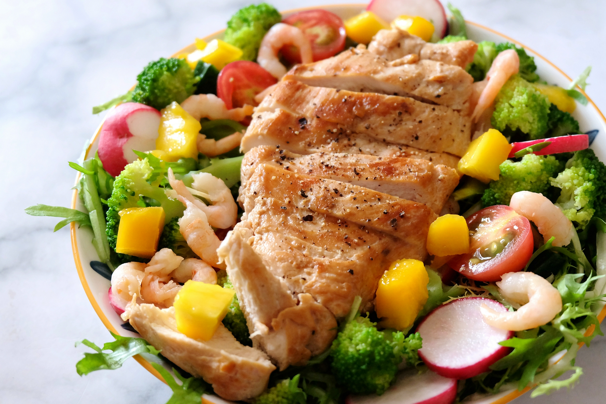 香煎鸡胸肉沙拉色彩丰富营养健康一个人吃一盘色香味俱全