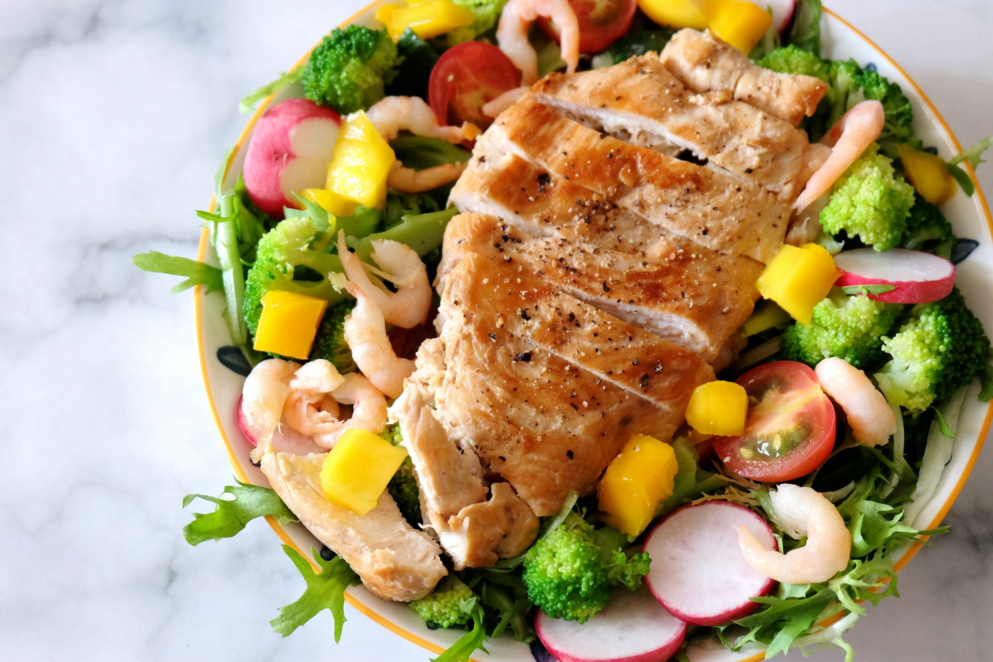 香煎鸡胸肉沙拉色彩丰富营养健康一个人吃一盘色香味俱全