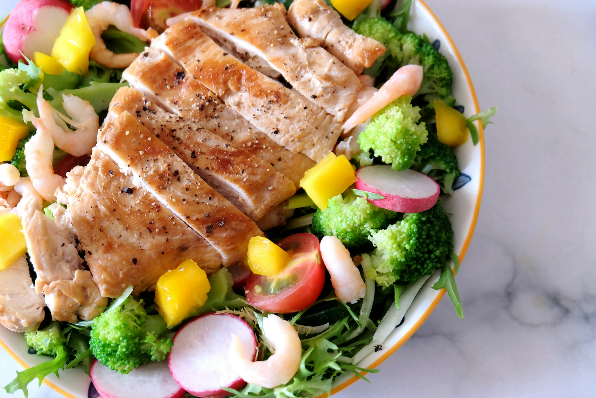 香煎鸡胸肉沙拉色彩丰富营养健康一个人吃一盘色香味俱全