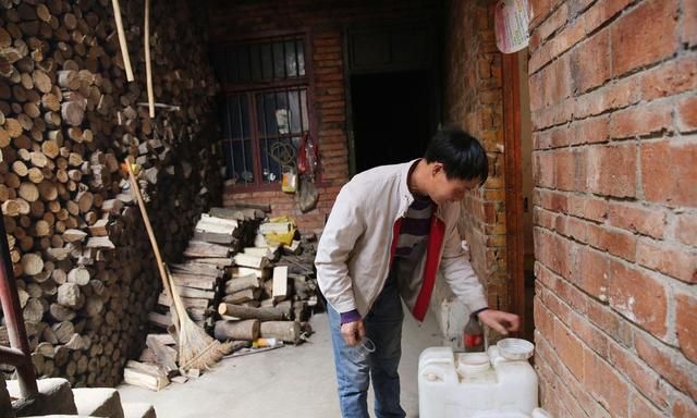 41岁男子种20多亩地,养5头母猪5头牛,因太害羞至今还单身休闲区蓝鸢梦想 - Www.slyday.coM 41岁男子种20多亩地,养5头母猪5头牛,因太害羞至今还单身休闲区蓝鸢梦想 - Www.slyday.coM