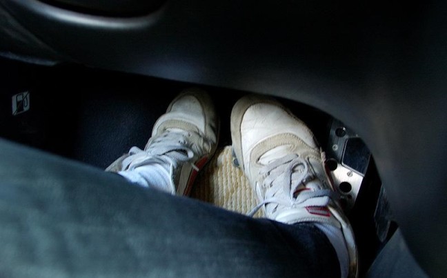 刹车与油门同时踩下会发生什么?结局意想不到