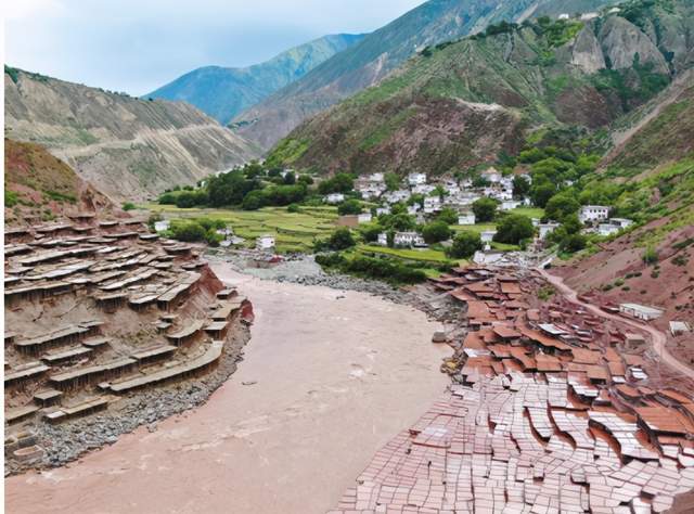 图为芒康县纳西乡加达村新貌. 记者 桑邓旺姆 摄
