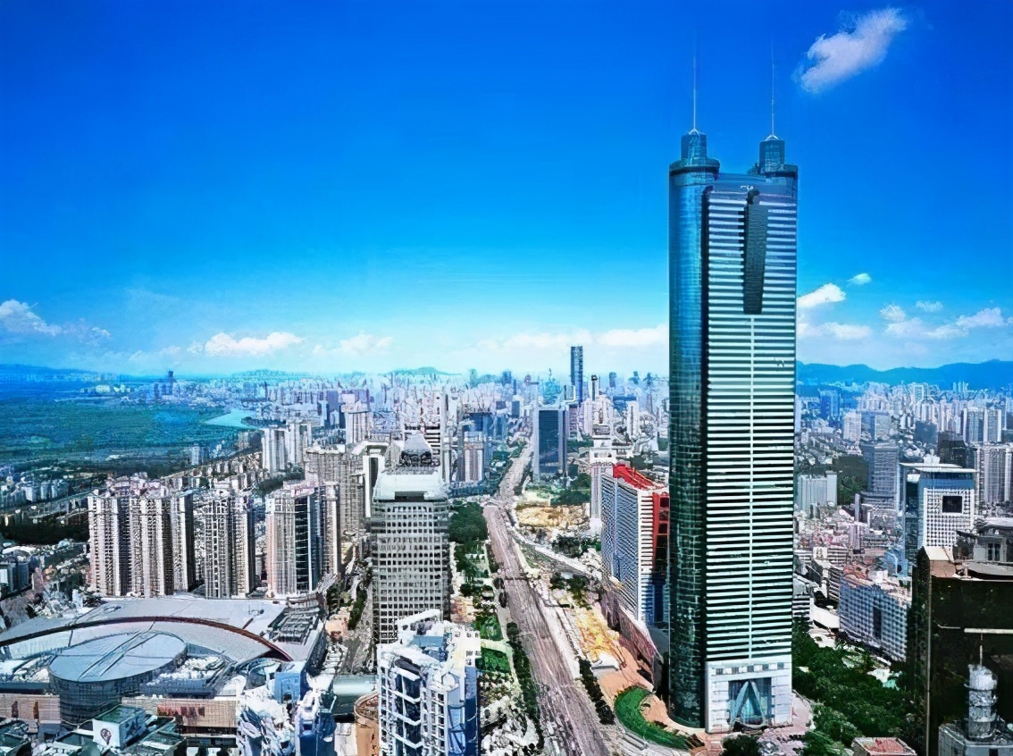 我国第一座超越卡尔顿中心的大楼是深圳的地王大厦(又叫信兴广场),共