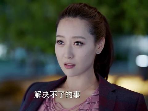 南方有乔木:白冰和李现喝酒聊天,还抢了他手里的酒,太可爱了