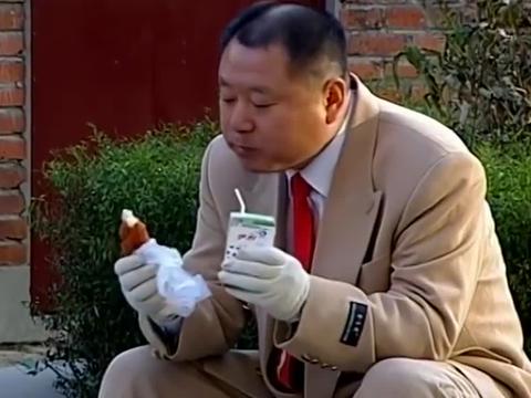 彪哥生活条件变好了坐路边吃麻花喝牛奶那叫一个爽啊