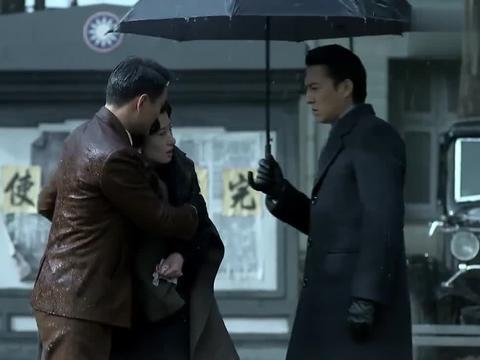 伪装者:大姐雨中撒泼,埋怨明楼不救明台,狠狠的给了他一巴掌