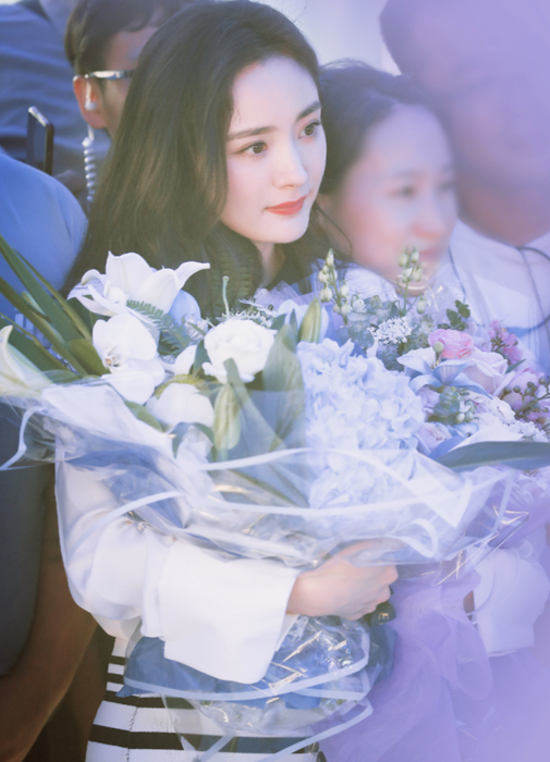34岁杨幂少女感太强皮肤像豆腐一样紧致在阳光下白到发光