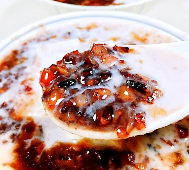 【材料清单】:黑糯米,禾麦,红豆,芋头,冰糖,白糖,椰浆【黑糯米芋头捞