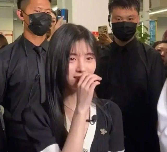 鞠婧祎现身扫楼直播,工作室来不及修图,生图下颜值却美到路人休闲区蓝鸢梦想 - Www.slyday.coM 鞠婧祎现身扫楼直播,工作室来不及修图,生图下颜值却美到路人休闲区蓝鸢梦想 - Www.slyday.coM