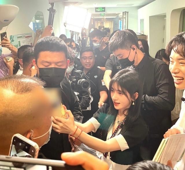 鞠婧祎现身扫楼直播,工作室来不及修图,生图下颜值却美到路人休闲区蓝鸢梦想 - Www.slyday.coM 鞠婧祎现身扫楼直播,工作室来不及修图,生图下颜值却美到路人休闲区蓝鸢梦想 - Www.slyday.coM