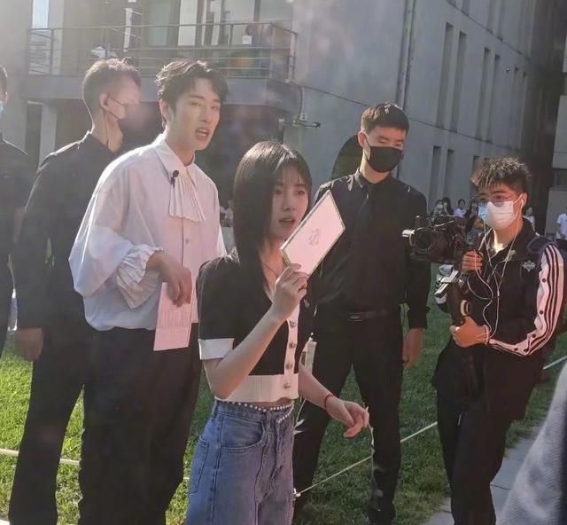 鞠婧祎现身扫楼直播,工作室来不及修图,生图下颜值却美到路人休闲区蓝鸢梦想 - Www.slyday.coM 鞠婧祎现身扫楼直播,工作室来不及修图,生图下颜值却美到路人休闲区蓝鸢梦想 - Www.slyday.coM