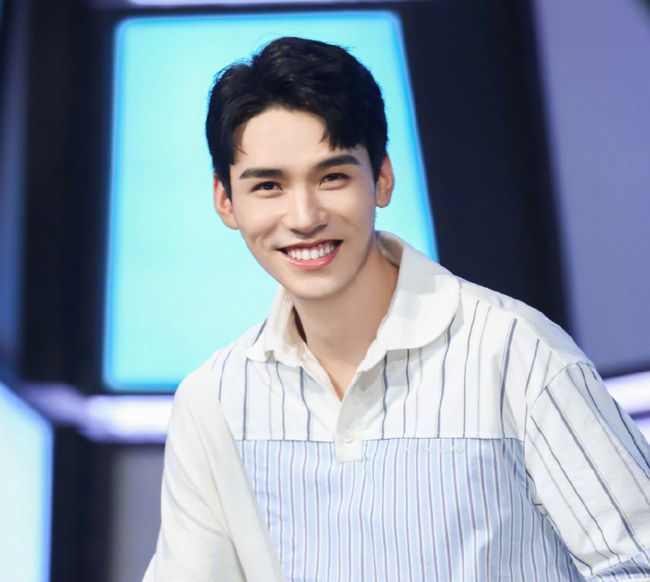 爱豆也追星?龚俊考古周杰伦的早期视频,自曝学到周董的拍照精髓