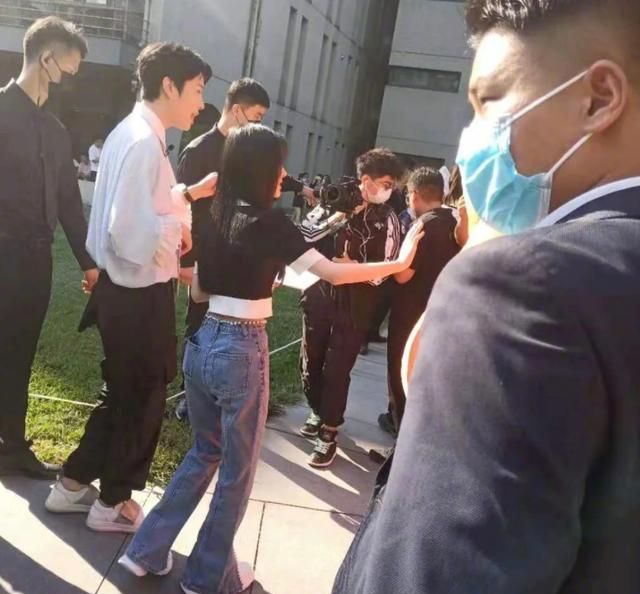 鞠婧祎现身扫楼直播,工作室来不及修图,生图下颜值却美到路人休闲区蓝鸢梦想 - Www.slyday.coM 鞠婧祎现身扫楼直播,工作室来不及修图,生图下颜值却美到路人休闲区蓝鸢梦想 - Www.slyday.coM