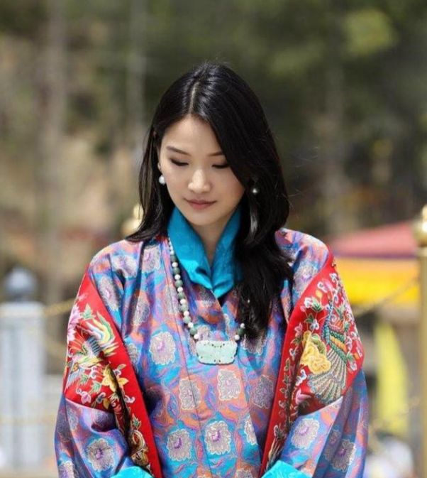 31岁不丹王后不梳直发,罕见盘发超惊艳,却被身边小姑子抢了风头