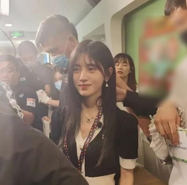 鞠婧祎现身扫楼直播,工作室来不及修图,生图下颜值却美到路人休闲区蓝鸢梦想 - Www.slyday.coM 鞠婧祎现身扫楼直播,工作室来不及修图,生图下颜值却美到路人休闲区蓝鸢梦想 - Www.slyday.coM