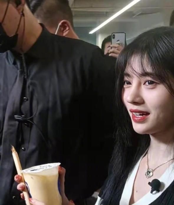 鞠婧祎现身扫楼直播,工作室来不及修图,生图下颜值却美到路人休闲区蓝鸢梦想 - Www.slyday.coM 鞠婧祎现身扫楼直播,工作室来不及修图,生图下颜值却美到路人休闲区蓝鸢梦想 - Www.slyday.coM