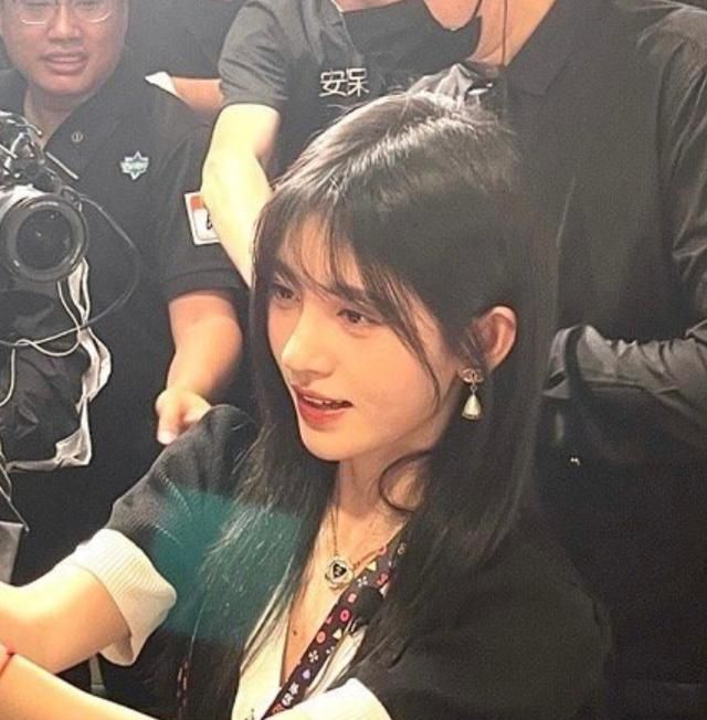 鞠婧祎现身扫楼直播,工作室来不及修图,生图下颜值却美到路人休闲区蓝鸢梦想 - Www.slyday.coM 鞠婧祎现身扫楼直播,工作室来不及修图,生图下颜值却美到路人休闲区蓝鸢梦想 - Www.slyday.coM