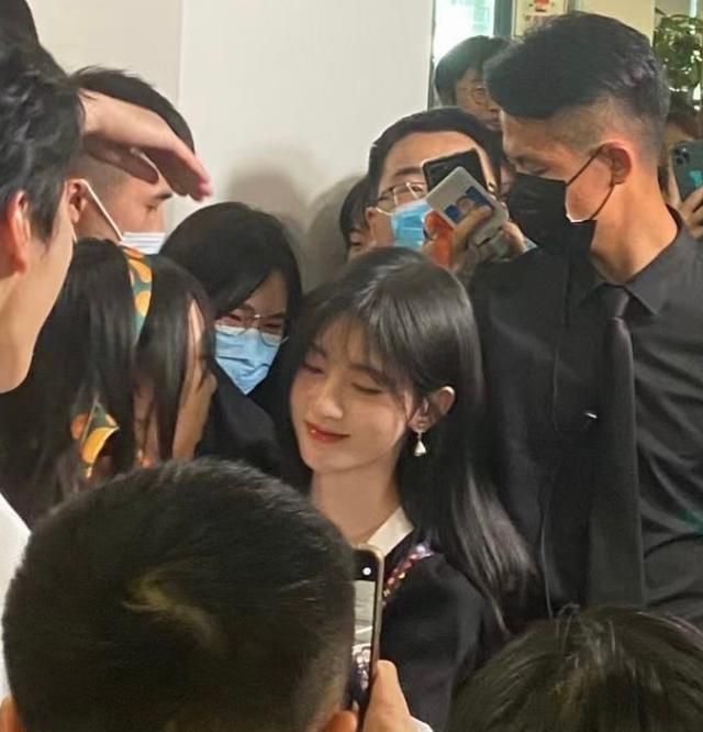 鞠婧祎现身扫楼直播,工作室来不及修图,生图下颜值却美到路人休闲区蓝鸢梦想 - Www.slyday.coM 鞠婧祎现身扫楼直播,工作室来不及修图,生图下颜值却美到路人休闲区蓝鸢梦想 - Www.slyday.coM