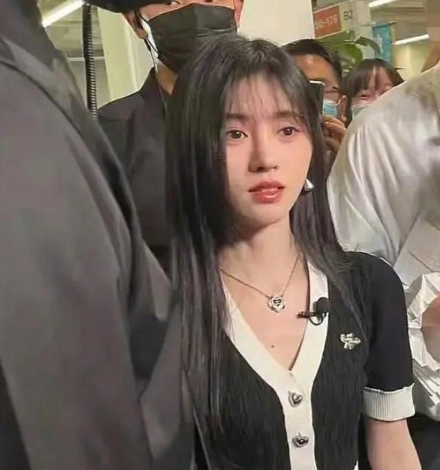 鞠婧祎现身扫楼直播,工作室来不及修图,生图下颜值却美到路人休闲区蓝鸢梦想 - Www.slyday.coM 鞠婧祎现身扫楼直播,工作室来不及修图,生图下颜值却美到路人休闲区蓝鸢梦想 - Www.slyday.coM