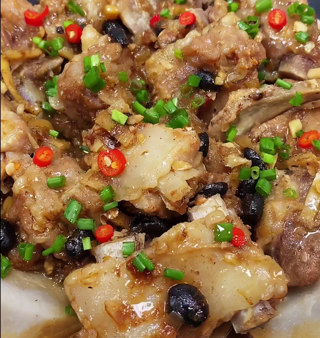 蚝油香芋蒸排骨的做法步骤:1,首先要让排骨好吃,这个调料非常关键,碗