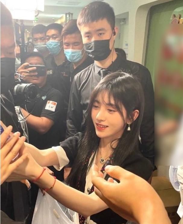 鞠婧祎现身扫楼直播,工作室来不及修图,生图下颜值却美到路人休闲区蓝鸢梦想 - Www.slyday.coM 鞠婧祎现身扫楼直播,工作室来不及修图,生图下颜值却美到路人休闲区蓝鸢梦想 - Www.slyday.coM